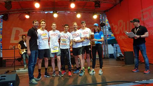 Der Student Abdelmalek Bahri (Mitte) bei der Preisverleihung mit dem Pokal für das HSD-Team. Foto: privat